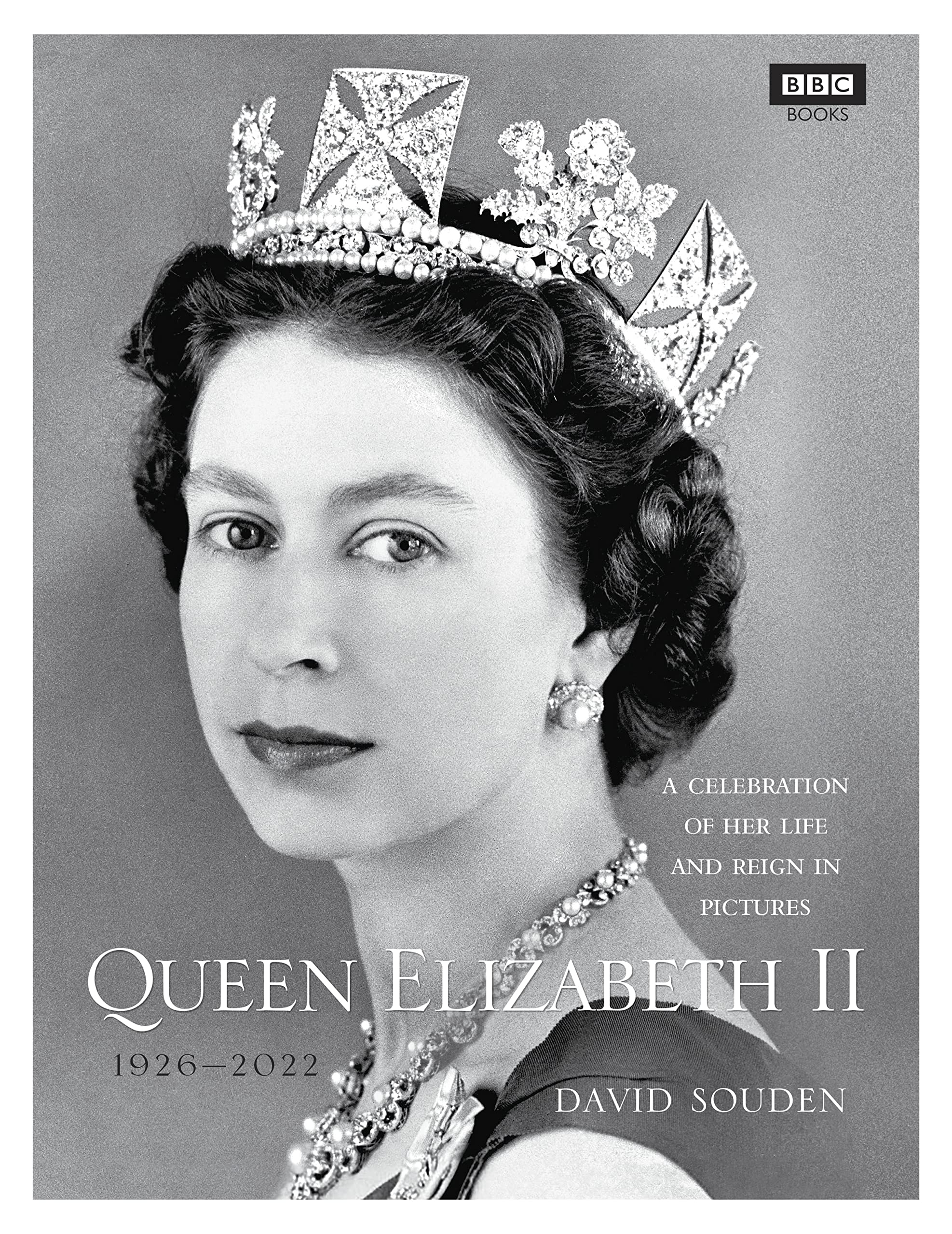 洋書 THE QUEEN: Elizabeth II 41YLcy3zo2L._AC_SY200_QL15_.jpg